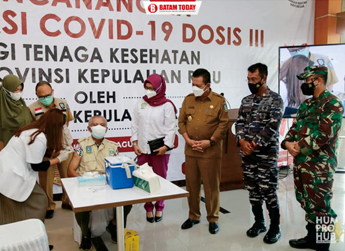 Gubernur Ansar saat menyaksikan proses Vaksinasi Dosis III Tenaga Kesehatan